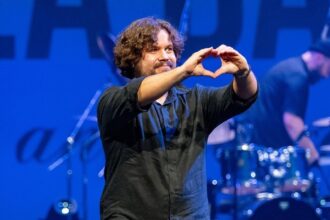 radu almasan solistul trupei bosquito va deveni tata pentru prima oara sotia lui a publicat prima imagine cu burtica de gravida 686f700ce6739