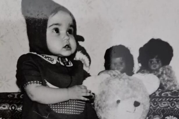 recunosti fetita din imagine a crescut fara mama dar a devenit una dintre cele mai indragite prezentatoare de televiziune 686a4966e298a
