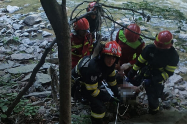 un barbat si o femeie raniti dupa ce au cazut aproape 40 de metri intr o prapastie din defileul jiului au fost salvati de pompieri 687d445e57e29