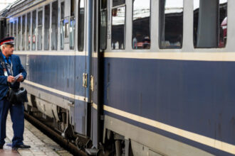 un tren care se indrepta spre litoral a pierdut doua vagoane pe traseu garnitura a avut 4 ore intarziere 688b165ce7914