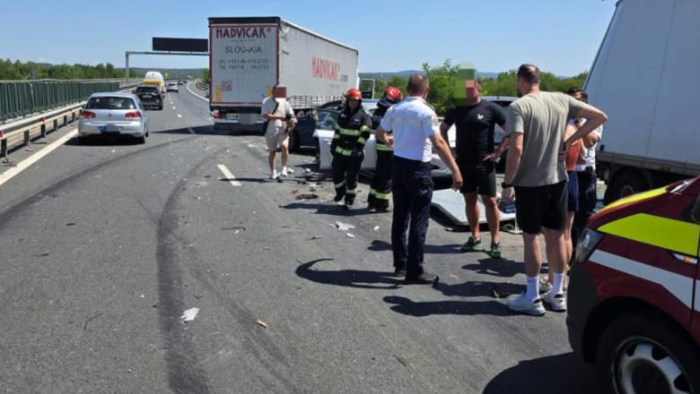 video accident grav cu sapte vehicule pe a1 deva nadlac trei copii si 11 adulti au fost raniti trafic restrictionat in zona 6867ae1580806