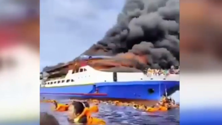 video clipe de groaza in indonezia un feribot cu 280 de oameni la bord a luat foc cel putin trei persoane au murit 687d18df82661