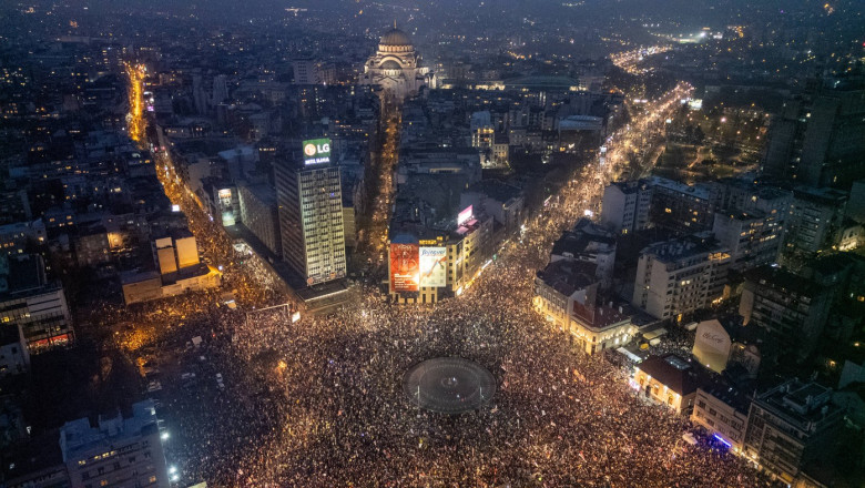 video culisele unor manifestatii cu zeci de mii de oameni blocajele rutiere inlocuiesc mitingurile in serbia protestatarii cer noi alegeri 6868a4344cf5c