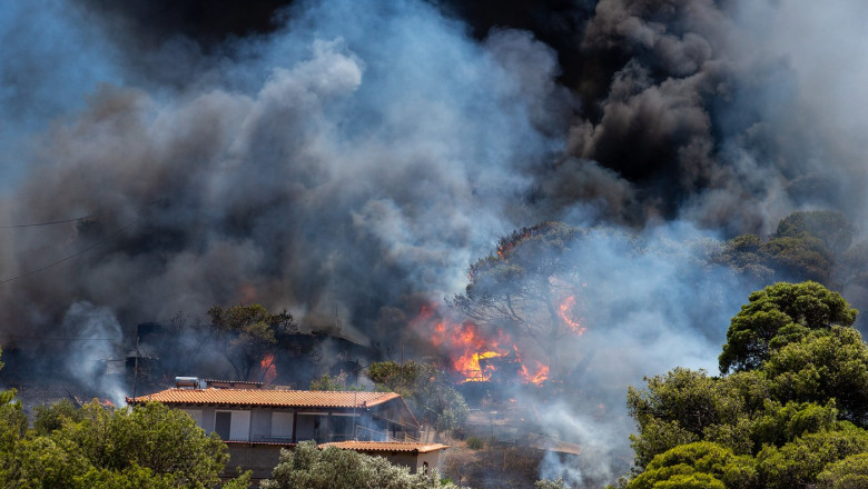 video incendii puternice de vegetatie in apropiere de atena sute de localnici evacuati pompierii au intervenit cu aeronave de stingere 6884fcb5e4e33