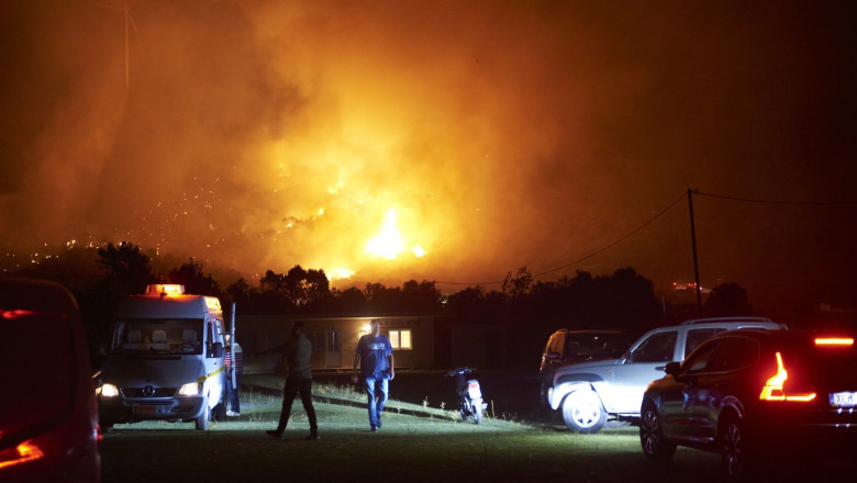 video incendii puternice de vegetatie pe insula greceasca evia peste 1 000 de hectare parjolite zeci de localnici evacuati 686945b61adec
