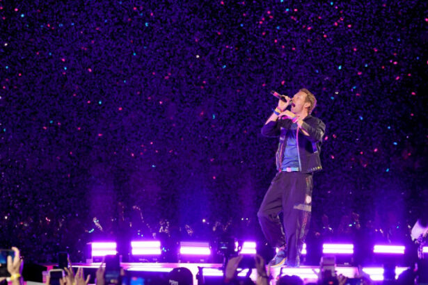 video mesajul solistului coldplay la primul concert dupa momentul viral in care ceo ul astronomer a fost filmat imbratisandu si colega 687e13259af7f