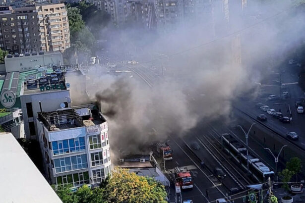 videofoto incendiu la un magazin de langa pasajul lujerului in capitala exista risc de extindere la terasa hotelului sir 6879f51a3db6a