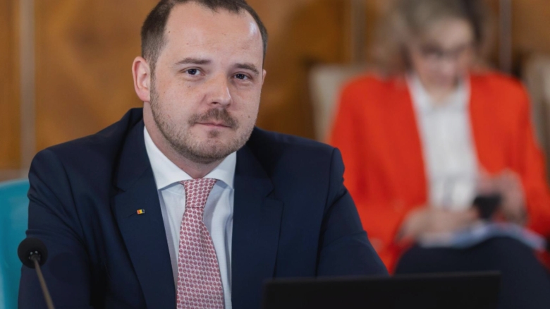 alexandru rogobete condamn public atacul rasist impotriva unui om venit la munca in romania 68b16612a42c9