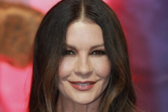 catherine zeta jones impresionata de romani nu mi au refuzat nimic ce facea actrita in pauzele de la filmarile serialului wednesday 68b2e8a9664c5