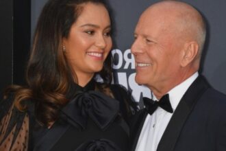 creierul lui bruce willis cedeaza isi mai recunoaste sotia sunt recunoscatoare ca inca este aici 68af2ca46d019