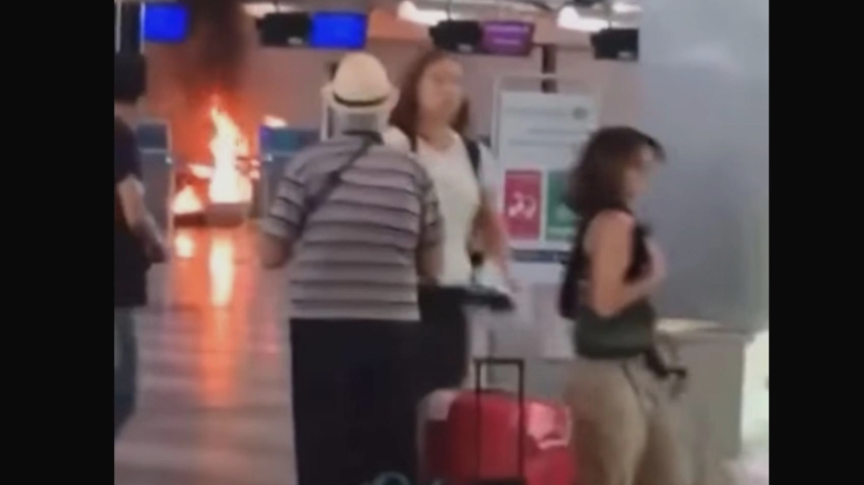 incidente pe aeroportul din milano un barbat a dat foc la zona de check in video 68a5ebaf7afab