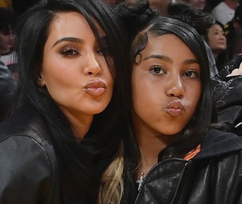 kim kardashian criticata pentru tinuta fiicei sale cum a aparut north west la 12 ani in vizita familiei la roma e prea 68af105f3a7b3