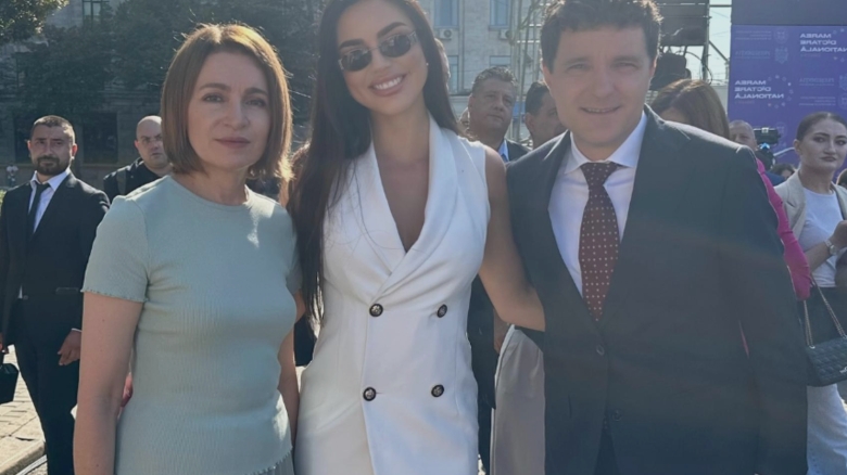 romanii fac foamea acasa nicusor dan s a fotografiat cu ispita care danseaza la bara 68b43107ce57b