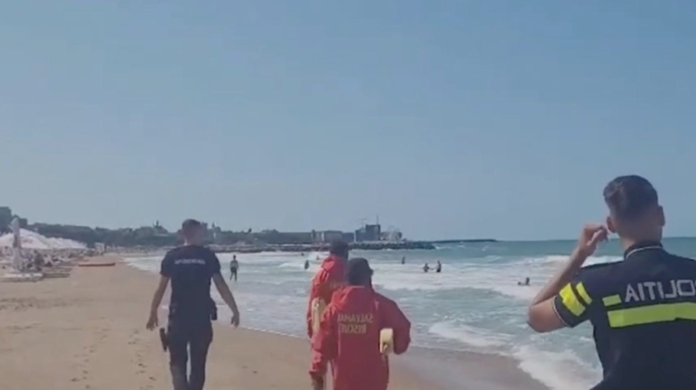 salvamari agresati dupa ce au scos din mare turistii luati de curenti 68a555b89a6cd