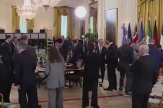 soaptele incendiare dintre trump si macron surprinse de presa ce i a soptit despre intelegerea cu putin 68a44fcecb5fa