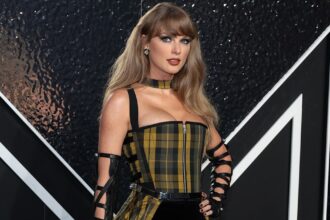 taylor swift a dezvaluit coperta si lista pieselor de pe noul album the life of a showgirl ziua cand se lanseaza 689ef39be1402