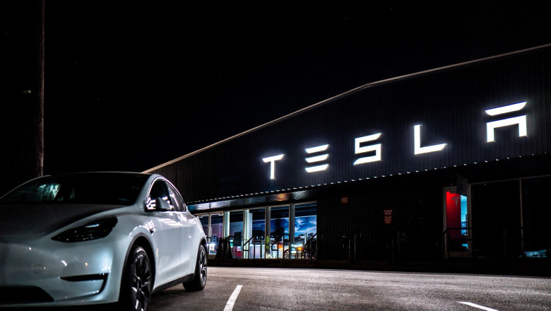 tesla considerata partial vinovata pentru un accident fatal masina folosise pilotul automat ce daune va plati firma lui musk 688e171a6a948