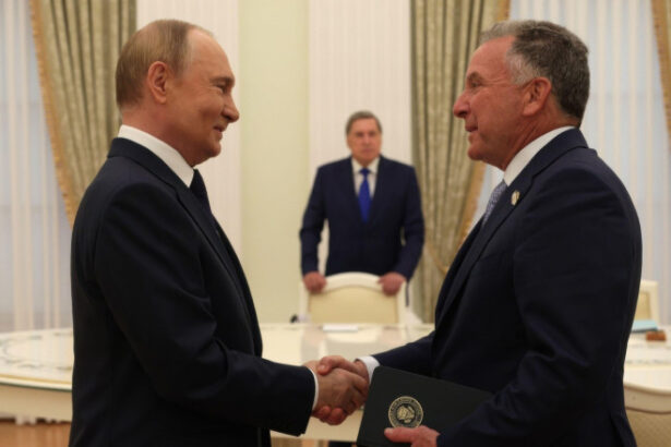 trimisul special al lui donald trump a vorbit aproape trei ore cu vladimir putin cum vede kremlinul discutia 689360063ad7d