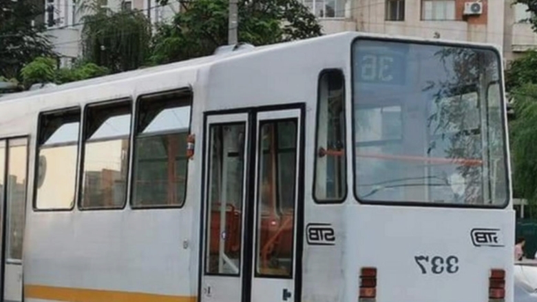 un barbat a agresat trei femei intr un tramvai din bucuresti a fost nevoie de interventia jandarmilor pentru a l potoli pe bataus 68af350052e63