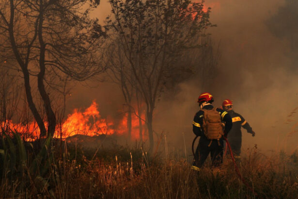 video aproape 50 de incendii au izbucnit in grecia in ultimele doua zile 40 de pompieri romani ii ajuta pe salvatorii eleni in attica 6890bbd89bfea