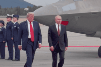 video un avion invizibil b 2 folosit la bombardarea instalatiilor nucleare ale iranului a zburat la mica inaltime pe deasupra lui putin 689f9a21c6108