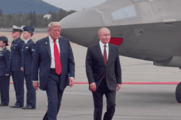 video un avion invizibil b 2 folosit la bombardarea instalatiilor nucleare ale iranului a zburat la mica inaltime pe deasupra lui putin 689f9a21c6108