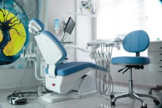 Cabinet stomatologic modern, cu scaun dentar, echipamente digitale și atmosferă sterilă, pregătit pentru tratamente.