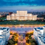 Panoramă urbană a Bucureștiului, cu clădiri istorice și moderne, surprinzând energia și diversitatea capitalei României.
