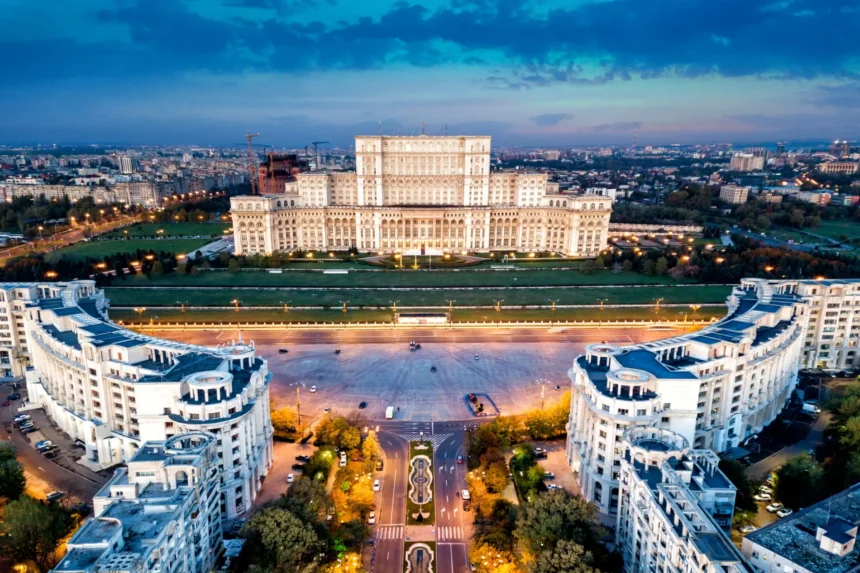 Panoramă urbană a Bucureștiului, cu clădiri istorice și moderne, surprinzând energia și diversitatea capitalei României.