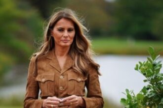 ce mesaje ascunse transmit tinutele melaniei trump purtate la vizita oficiala din marea britanie cine a imbracat o 68cd680d65335