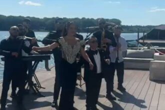 colaborarea momentului adrian minune si vladuta lupau au filmat azi un videoclip impreuna sunt onorat sa fac aceasta minunata piesa 68cd6f4cd739e