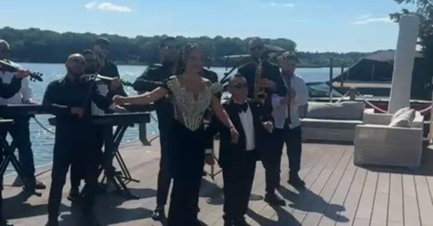 colaborarea momentului adrian minune si vladuta lupau au filmat azi un videoclip impreuna sunt onorat sa fac aceasta minunata piesa 68cd6f4cd739e