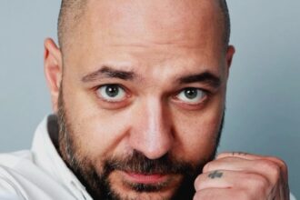 cristian mitrea derapaj necontrolat privind ultimul episod insula iubirii a lovit televizorul cu palma a urlat si a vorbit urat despre cateva concurente video 68b9e993e497e