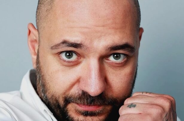 cristian mitrea derapaj necontrolat privind ultimul episod insula iubirii a lovit televizorul cu palma a urlat si a vorbit urat despre cateva concurente video 68b9e993e497e