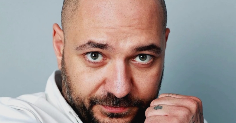 cristian mitrea derapaj necontrolat privind ultimul episod insula iubirii a lovit televizorul cu palma a urlat si a vorbit urat despre cateva concurente video 68b9e993e497e