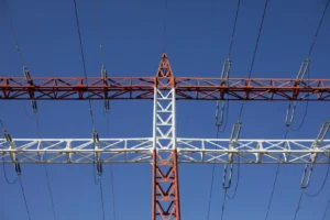 Rețea electrică din România – stâlpi de înaltă tensiune și cabluri de transport al energiei electrice, simbol al infrastructurii energetice naționale.