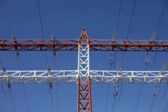 Rețea electrică din România – stâlpi de înaltă tensiune și cabluri de transport al energiei electrice, simbol al infrastructurii energetice naționale.