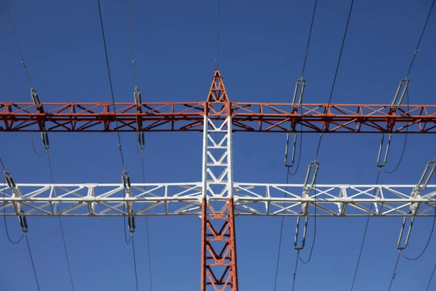 Rețea electrică din România – stâlpi de înaltă tensiune și cabluri de transport al energiei electrice, simbol al infrastructurii energetice naționale.