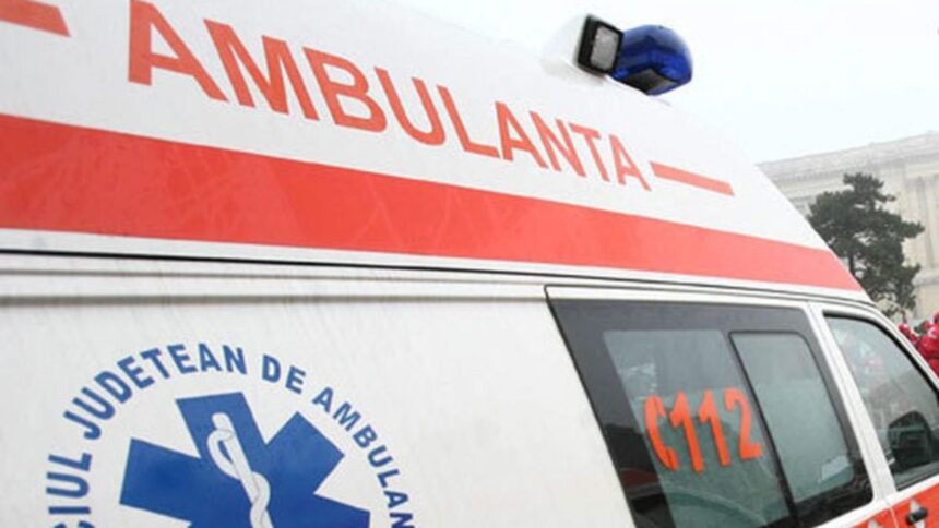 doua persoane la spital cu traumatisme severe dupa ce autoturismul in care se aflau s a izbit de un autotren 68b931cf455df
