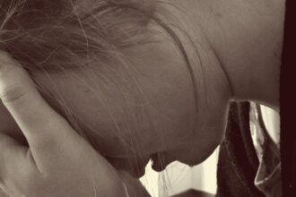 drama intr o parcare din ploiesti o adolescenta de 16 ani care vroia sa se sinucida salvata la timp de politisti si jandarmi 68c5b7eda0f5b