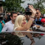 elena udrea le da fiori generalilor coldea si dumbrava cred ca foarte curand vom vedea cum se curata lucrurile 68d02085d3a5e