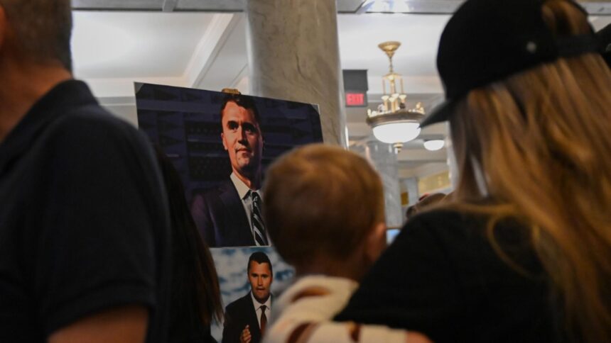 fbi ancheta in cazul asasinarii influencerul charlie kirk avanseaza arma crimei a fost recuperata suspectul este inca in libertate video 68c2d76940244