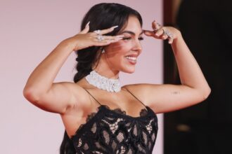 georgina rodriguez prezenta extravaganta la venetia s a plimbat cu gondola intr o tinuta cat 4 salarii minime din romania 68b5c80d98c03