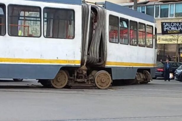 incident socant in bucuresti un tramvai a deraiat si s a produs un incendiu dupa ce o trotineta electrica ar fi fost aruncata intentionat pe sine video 68bfe04984a9e 3