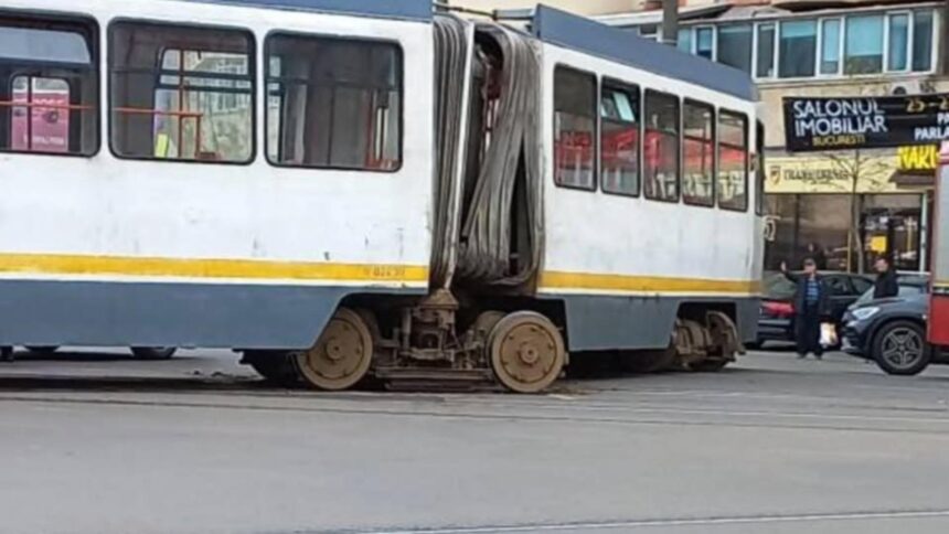 incident socant in bucuresti un tramvai a deraiat si s a produs un incendiu dupa ce o trotineta electrica ar fi fost aruncata intentionat pe sine video 68bfe04984a9e 3