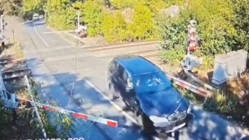 inconstienta la trecerea de cale ferata din pasarea cinci persoane au ajuns la spital din cauza unui sofer grabit 68c04ce432b2e