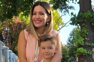 lacrimi de emotie pentru ela craciun fiul cel mic a inceput scoala in acelasi an in care baiatul cel mare a intrat la facultate 68bec9c5d2795