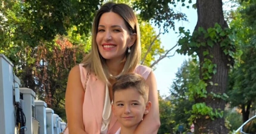 lacrimi de emotie pentru ela craciun fiul cel mic a inceput scoala in acelasi an in care baiatul cel mare a intrat la facultate 68bec9c5d2795