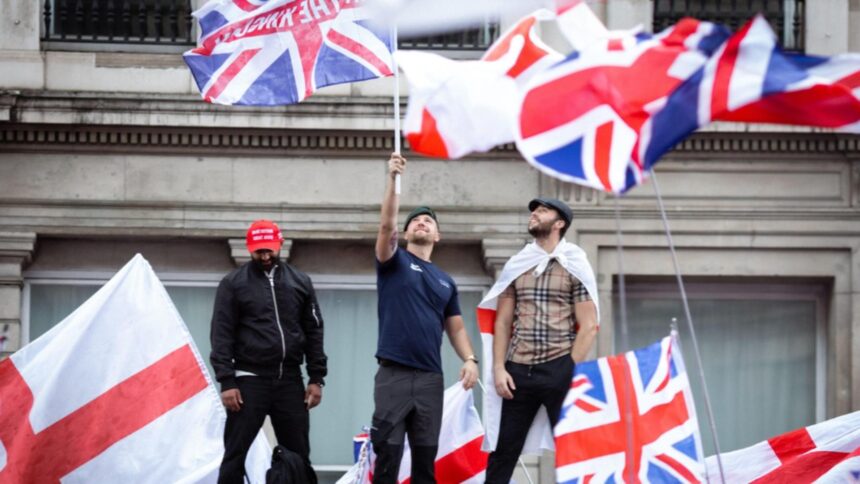 live video londra fierbe sute de mii de oameni in strada manifestantii anti imigratie isi striga supararile in timp ce cei pro refugiati li se opun 68c5830c313f2