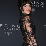 noua fita a vedetelor la hollywood se poarta rochiile extrem de transparente cu vedere la posterior 68ce8759535db